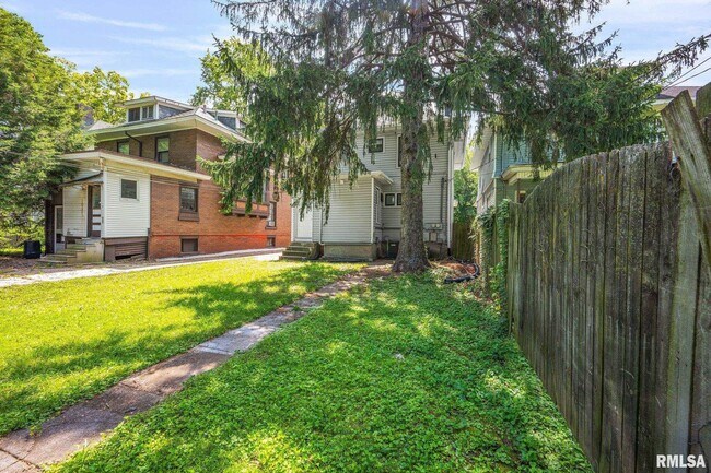 Building Photo - 1611 W Barker Ave