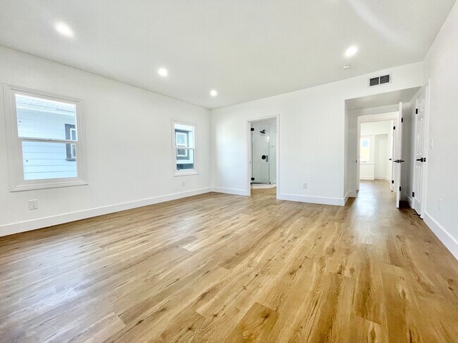 Building Photo - 2107 7th Ave