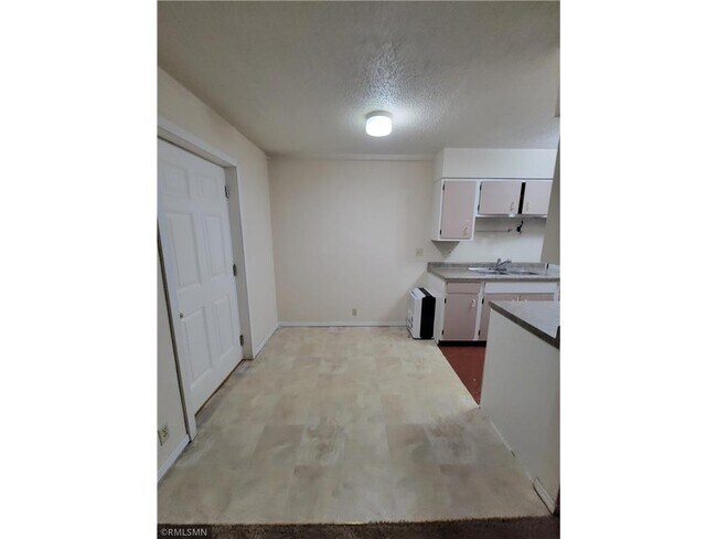 Building Photo - 545 Birchcrest Dr