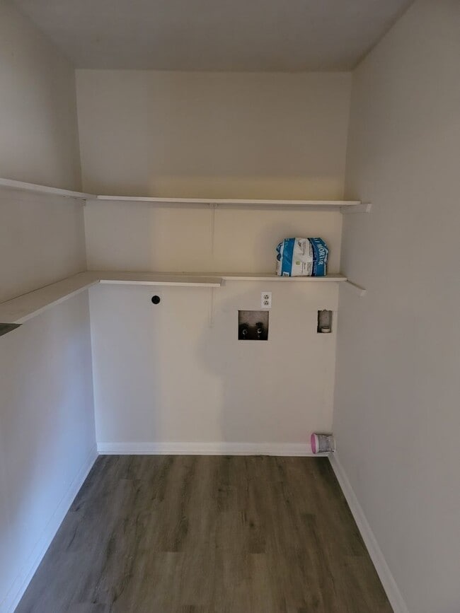 Building Photo - Large 4 bedroom 2 bath home in a great nei...