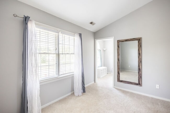 Building Photo - Large 4 Bedroom, 2.5 Bathroom Home in Mech...