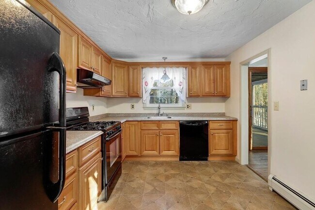 Building Photo - Well maintained, 3 Bedroom single family h...