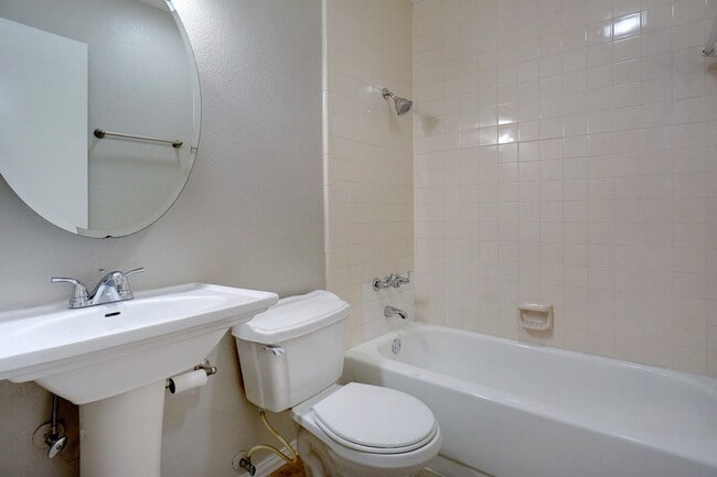 Building Photo - Super Nice 3-2-2 Brick Home!