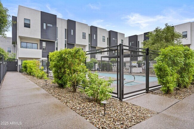 Building Photo - 325 E Coronado Rd