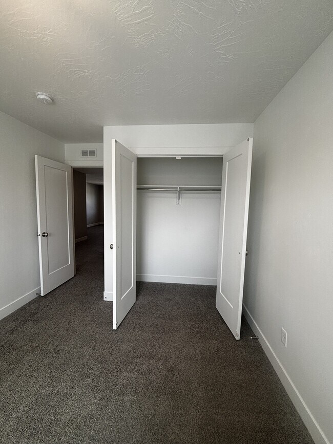 Building Photo - 1373 E Bell Buoy Way