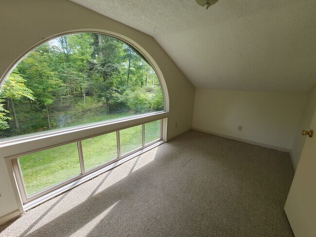 Building Photo - 3 Bedroom 1 bath HomeCharming Updated Home in Quiet Bedford Neighborhood