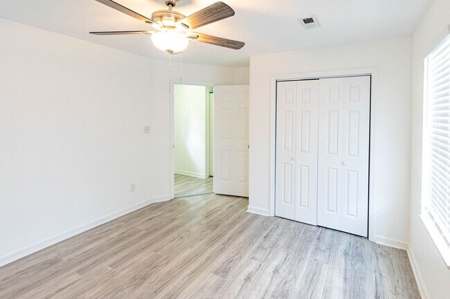 Building Photo - Knoxville 37912 - 2 bedroom, 1.5 bathroom ...