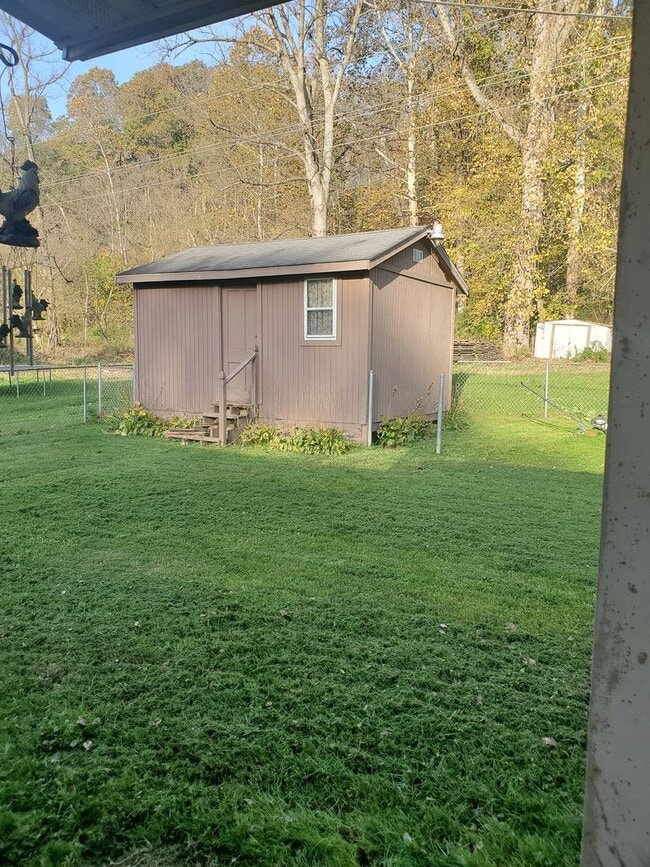 Building Photo - 3 Bed 1 Bath, Washer Dryer Hookup , Fenced in yard $1300 , $2800 to move in