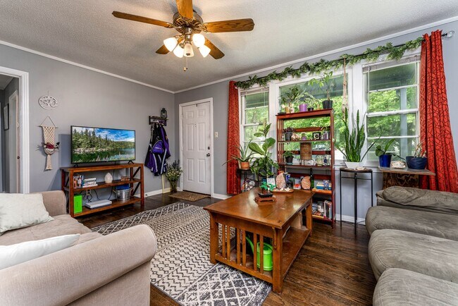 Building Photo - AVAILABLE NOW at a Good Price. 3 Bed 1 Bath FOR LEASE in Columbia. $1200 Rent.