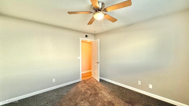 Building Photo - 2502 E Sahuaro Dr