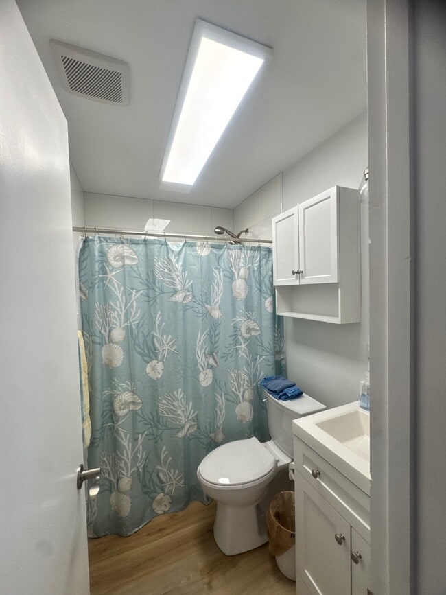 Building Photo - 19 Windy Point Rd