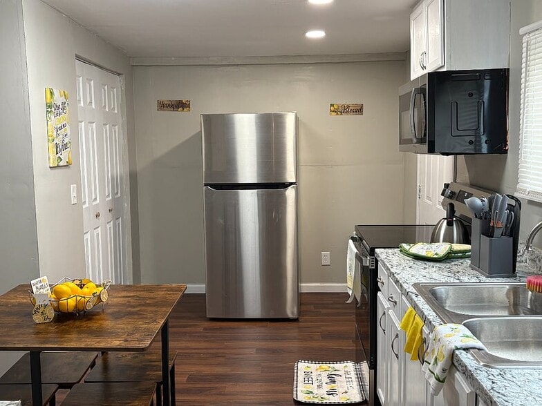 Fully equipped kitchen - 704 Lavinia St