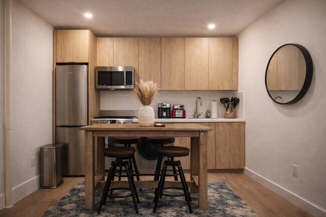 Building Photo - 402 E 11th St