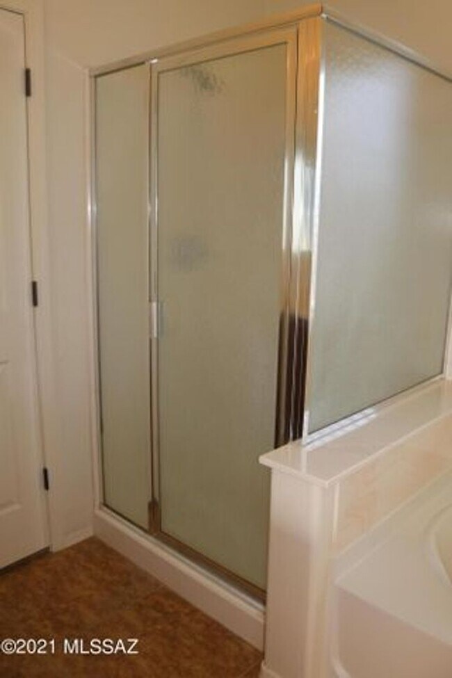 Building Photo - Move in Ready 2 bedroom 2 bath with den!