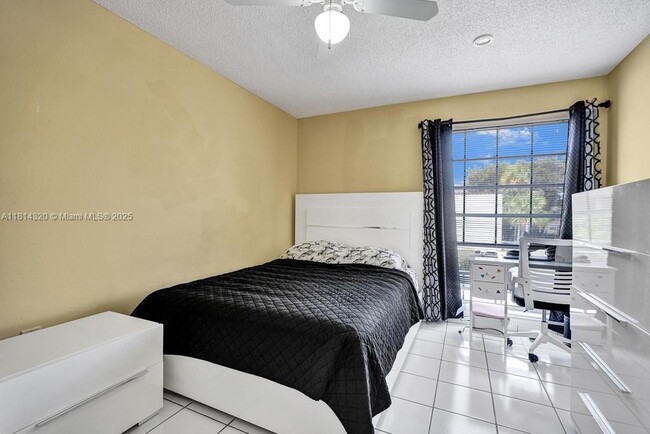 Building Photo - 10804 N Kendall Dr
