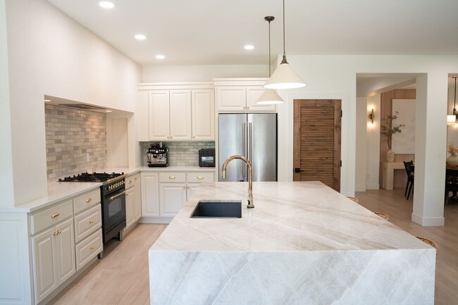 Building Photo - Newly Professionally Designed Home Westsid...