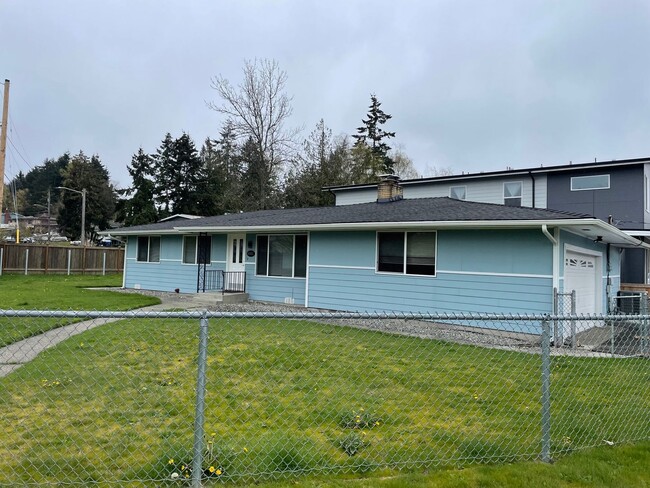 Building Photo - South Tacoma 3 Bedroom, 2 Bath Rambler