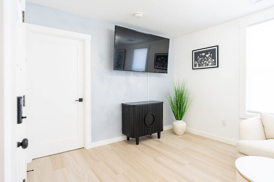 Primary Photo - 42 White St