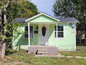 Building Photo - Updated 1-Bedroom Home with Spacious Yard ...