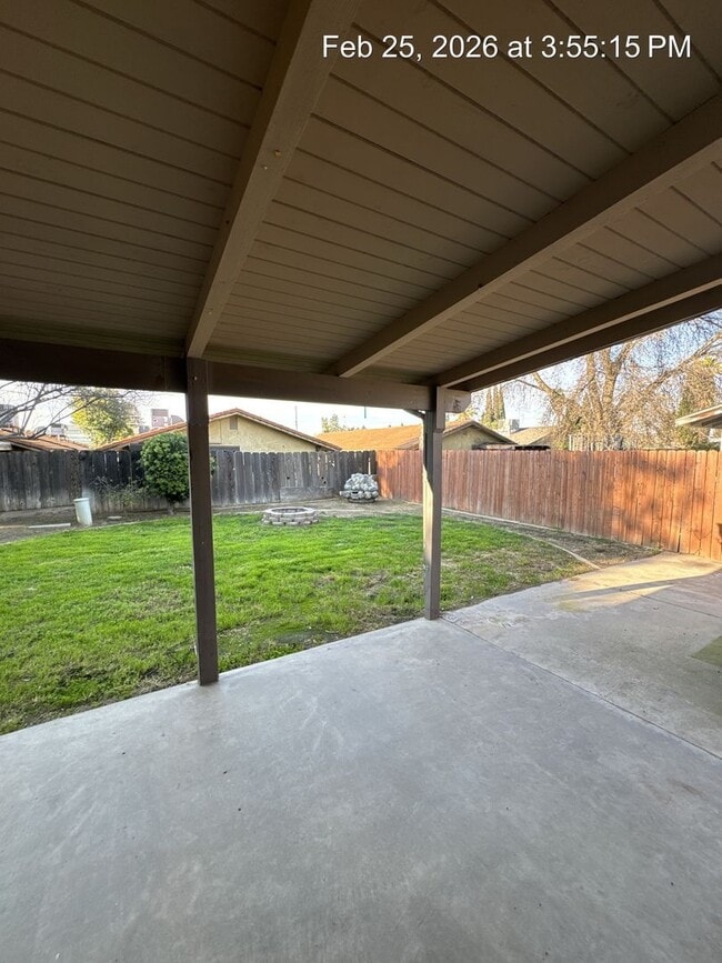 Building Photo - Charming Home Available Now !