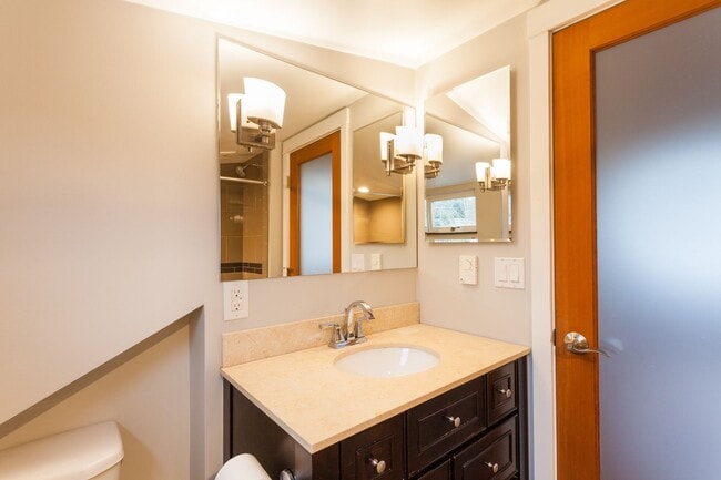 Building Photo - Beautiful 4 Bedroom Home in Queen Anne!