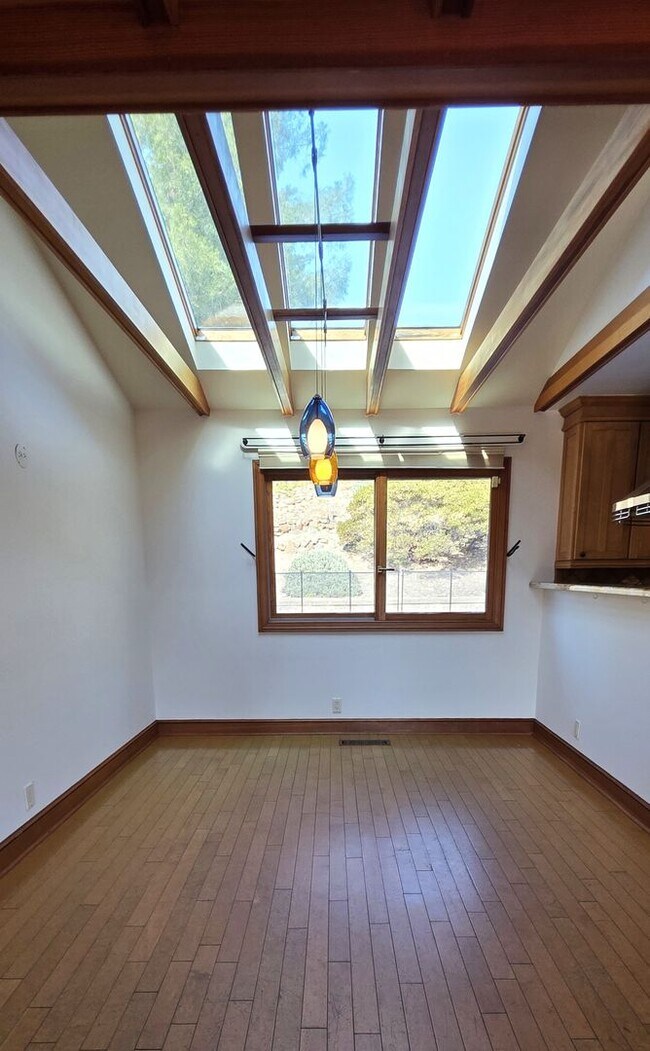 Building Photo - Fabulous Moraga 4bd+den/3ba Property with Stunning Views & Pool/Spa