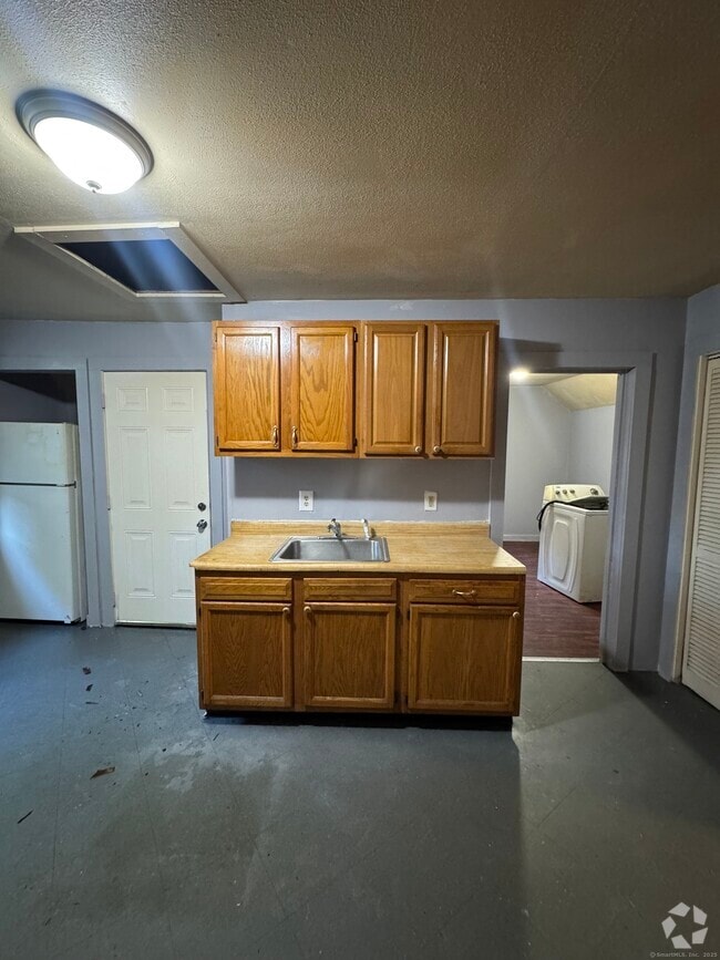 Building Photo - 421 Blatchley Ave