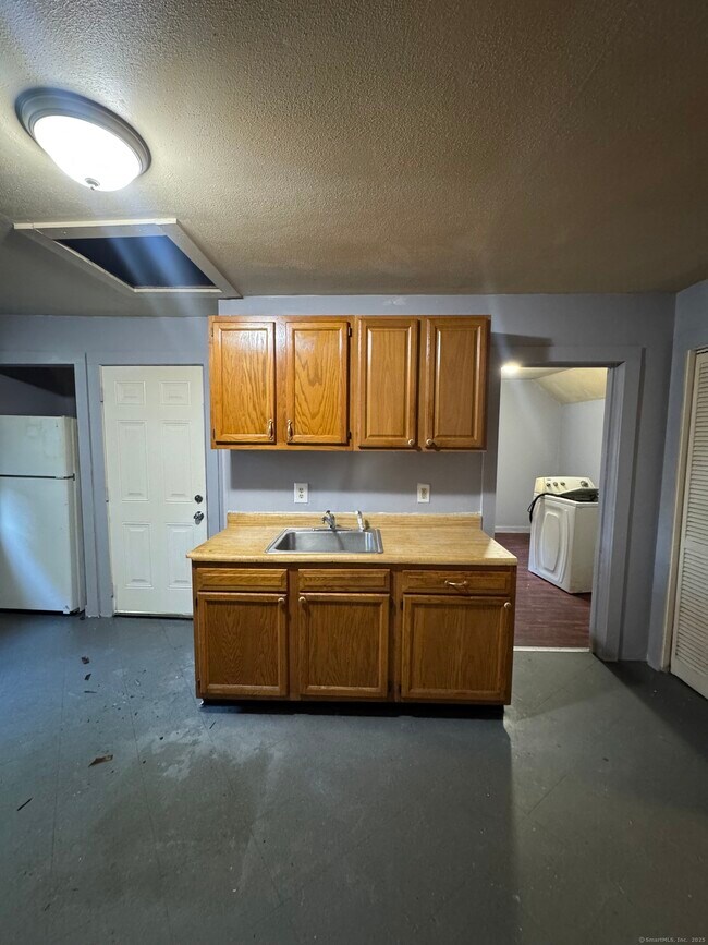 Primary Photo - 421 Blatchley Ave
