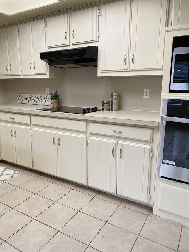 Building Photo - 2805 Summerfield Dr