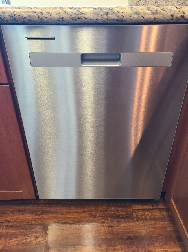 Building Photo - Spacious Two story 3 bed 2.5 baths + 2 car garage in great school district.