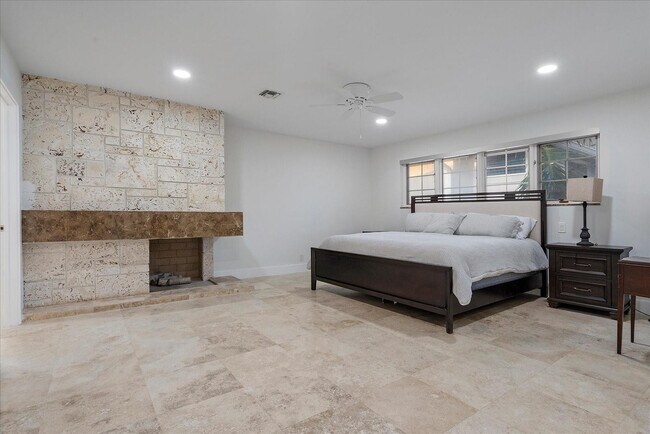 Building Photo - 1421 Ponce de Leon Dr