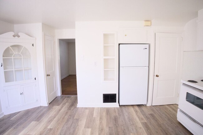 Building Photo - Cute & Cozy Interior Rowhome
