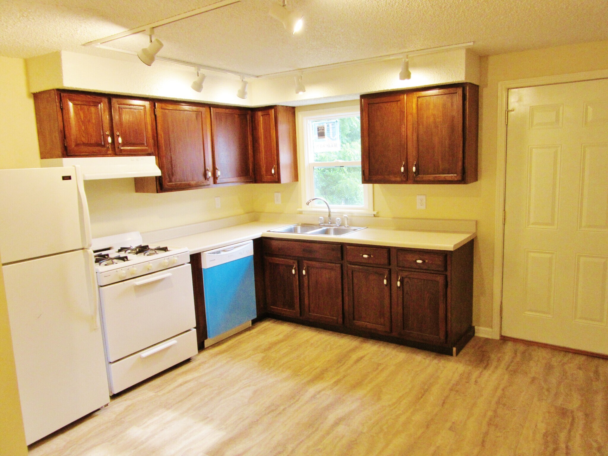 Building Photo - 406 W Maple St