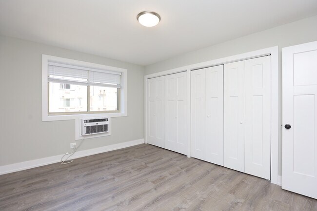 Building Photo - 533 W Surf St