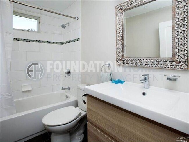 Building Photo - Remodeled 4BD/2BA in Prime Tiburon Locatio...