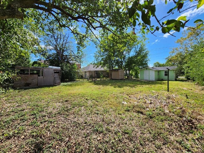 Building Photo - Updated 1-Bedroom Home with Spacious Yard ...