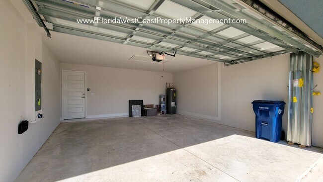 Building Photo - IMPRESSIVE  4 BED/3 BATH HOME WITH LARGE F...