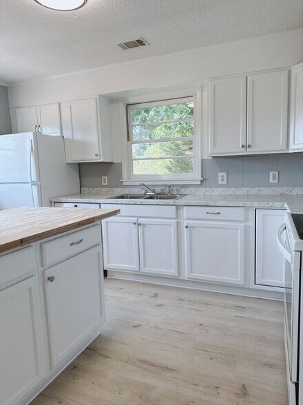 Building Photo - 1463 Beacon Light Rd