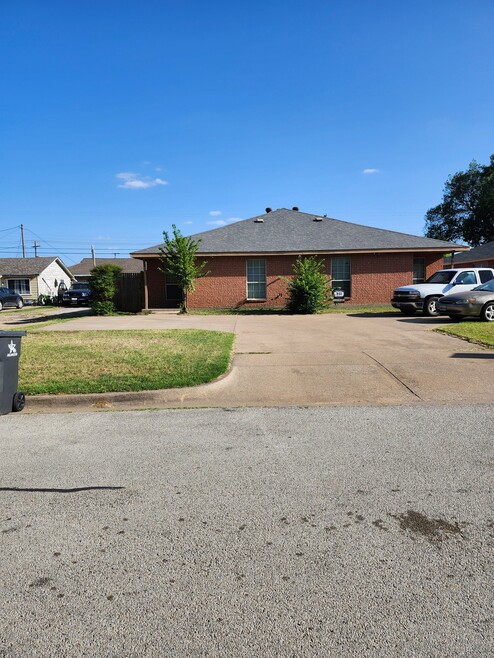 Building Photo - 906 Austin St