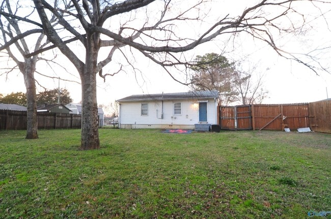 Building Photo - 1702 Truman Dr NE