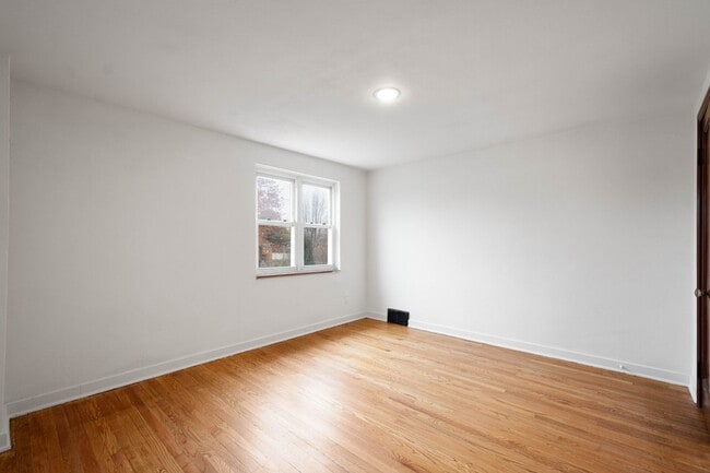 Building Photo - DON'T MISS THIS! BEAUTIFLLY RENOVATED 3 bedroom in Munhall!!