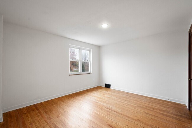 Building Photo - READY FOR MOVE IN! Check out this STUNNING 3 bedroom in Munhall!