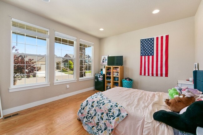 Building Photo - 4 Bedroom, 4 bathroom, Plus office and Loft!