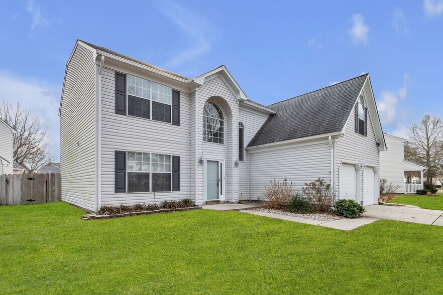 Building Photo - 3136 Sacramento Dr