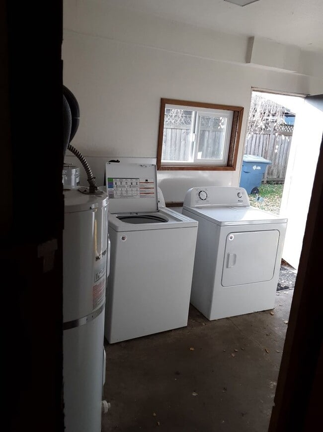 Building Photo - Cozy 2 BD, 1 BA Ground floor Duplex with L...