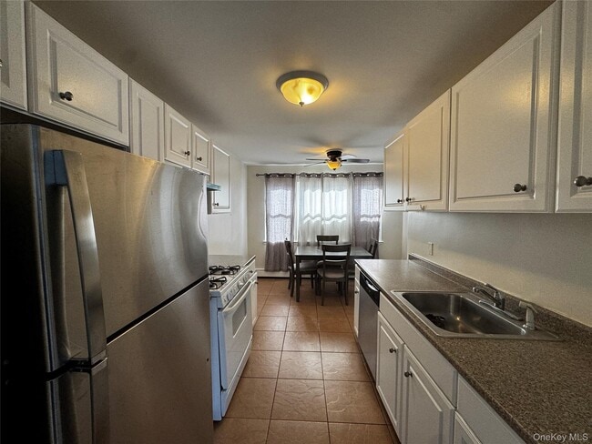 Building Photo - 8 Whitman Ct