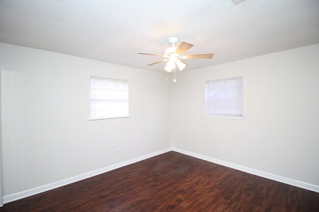 Building Photo - Hamilton Bridge Estates 3BR Brick Home Near Hwy 90, No Carpet & Open Living Space