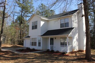 Building Photo - Beautiful 3 Bed, 2 Bath in Sought Out Area