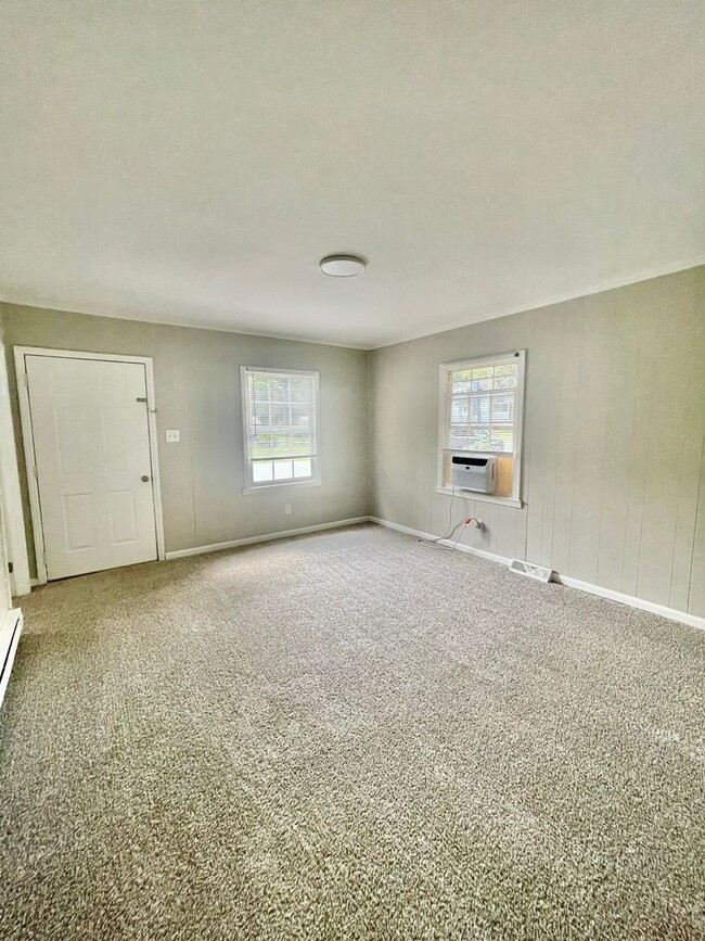 Building Photo - Don't miss out on this  2 bedroom 1 bath h...