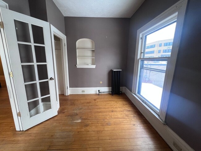 Building Photo - Adorable Two Bedroom Upper in Heritage Hill!